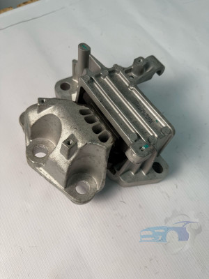 Подушка (опора) двигателя левая 1077104300 Geely Monjaro KX11/Tugella FX11