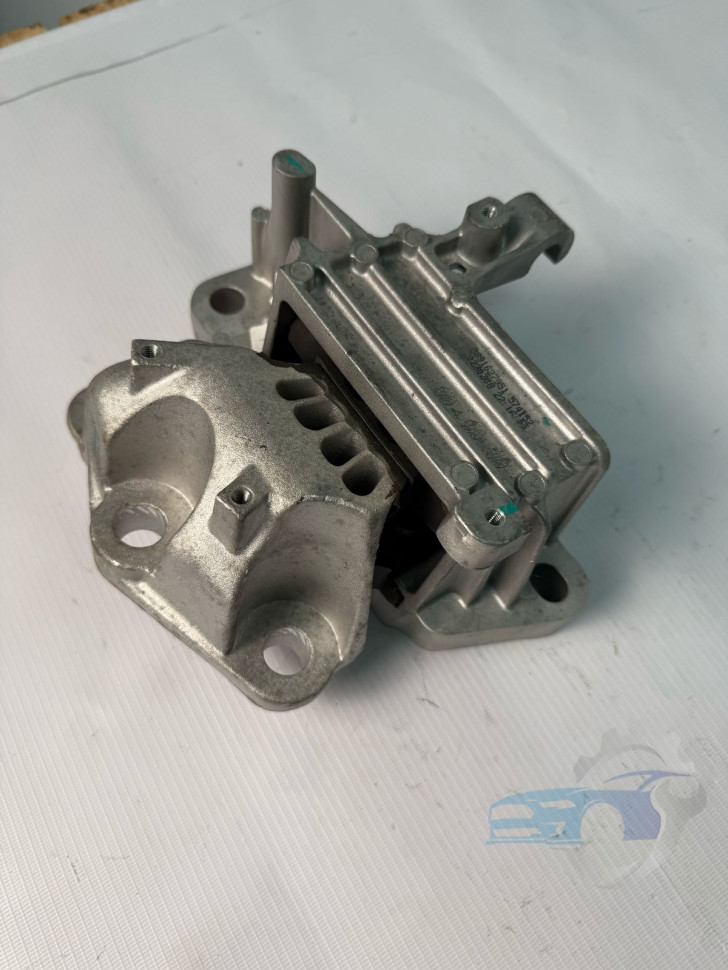 Подушка (опора) двигателя левая 1077104300 Geely Monjaro KX11/Tugella FX11